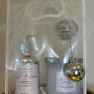 luxe gift bag met kaars en body lotion in doorschijnende verpakking